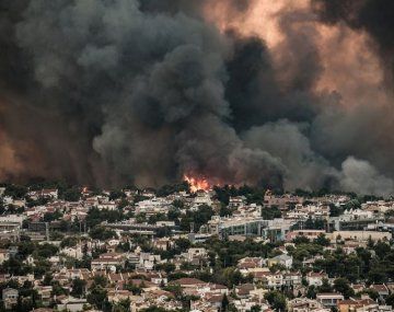 Grecia: no logran controlar los incendios forestales y evacuan más de 12 pueblos ante el avance de las llamas