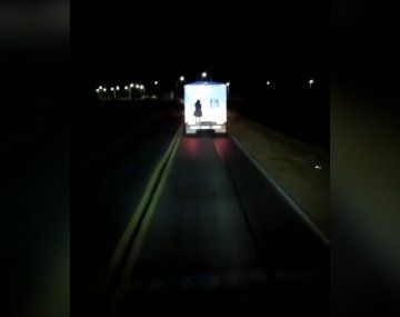 El video de la mujer fantasma que aterrorizó a camioneros cordobeses