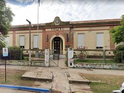 La escuela E.N.E.T. N°1 en Bragado, donde la preceptora habría estafado a las 37 familias. La escuela E.N.E.T. N°1 en Bragado, donde la preceptora habría estafado a las 37 familias.