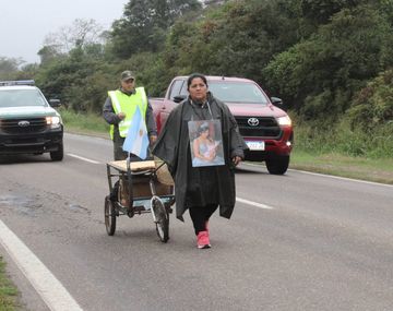 Mariana Aranda camina hacia la ciudad de Salta pidiendo justicia
