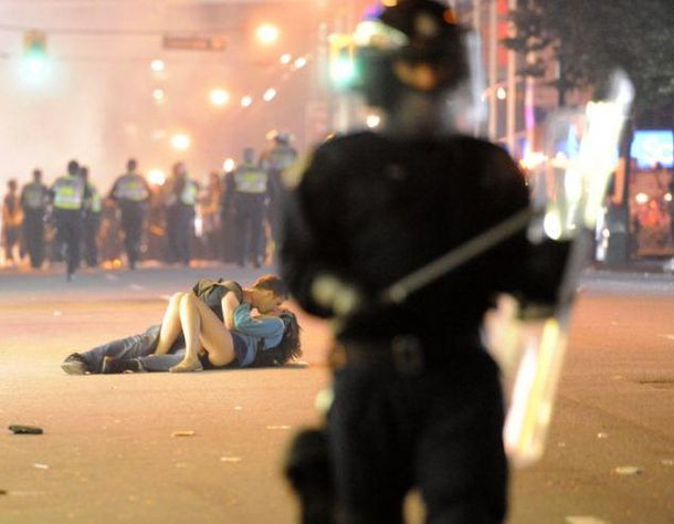Pareja en protesta