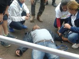 cubria la visita de francisco y cayo de un edificio cubria la visita de francisco y cayo de un edificio