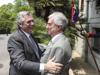 El presidente Alberto Fernández junto a Tabaré Vázquez. (Foto: Télam)