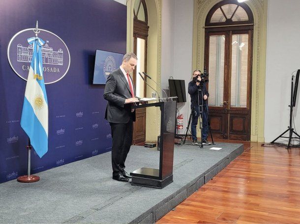 El Gobierno, ofendido por los insultos de Nicolás Maduro: Una imbecilidad que viene de un imbécil