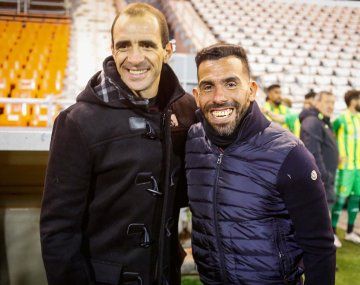 El abrazo de Tevez y Somoza en Aldosivi vs Rosario Central