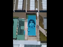 El impresionante video desde un Dron de la gigantografía de Maradona en una pileta