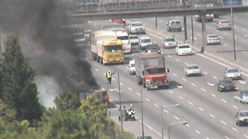 caos en panamericana por el incendio de un auto caos en panamericana por el incendio de un auto