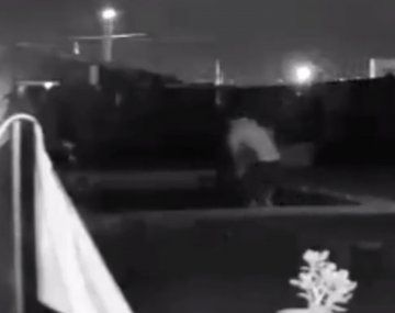 Se infiltró en el patio de una casa para tirarse en la pileta