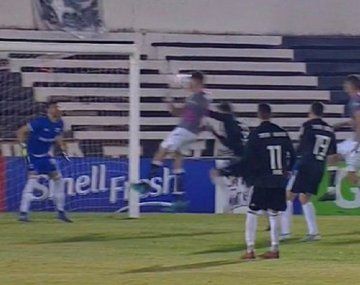Escándalo por un gol mal anulado