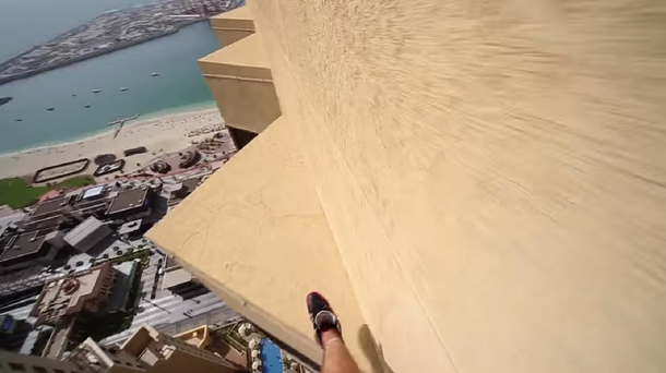 ¡Está loco! Salta entre varias columnas ubicadas al borde de un gran rascacielos