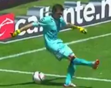 La increíble pifia de Barovero: terminó besando al palo en agradecimiento