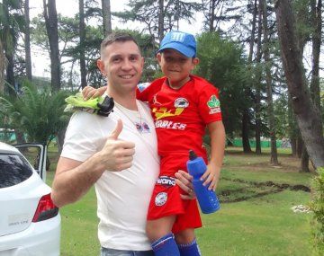 Campeón en todo: el gran gesto de Dibu Martínez con un nene al que le cumplió su sueño