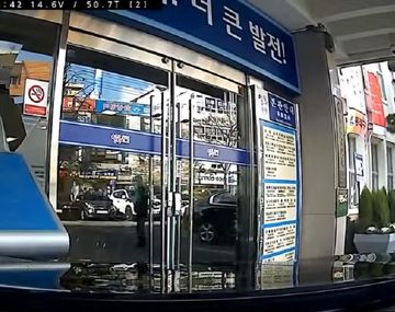 Abuela incrustó su auto contra la municipalidad