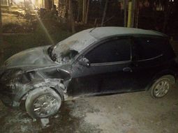 Una jugadora de fútbol denunció que una compañera le prendió fuego el auto