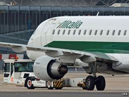 La aerolínea italiana Alitalia será vendida al mejor postor La aerolínea italiana Alitalia será vendida al mejor postor