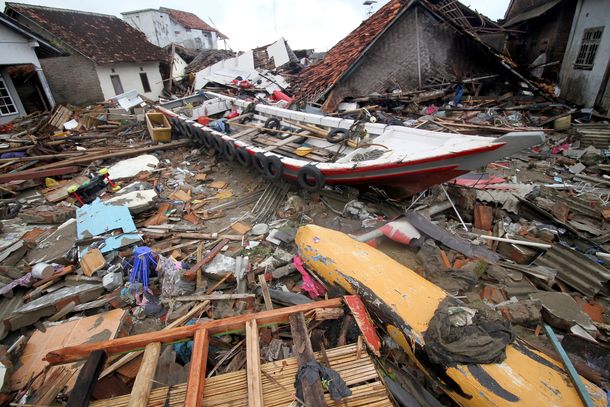 Ascienden a 373 los muertos en Indonesia por el tsunami y hay casi 1500 heridos