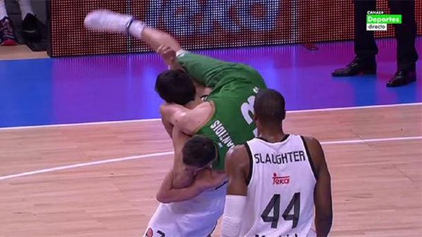 Con una de judo, Campazzo se sacó de encima a un rival