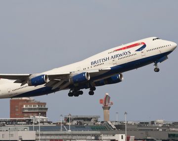 Insólito: un avión tuvo que regresar por el fuerte olor que salía del baño