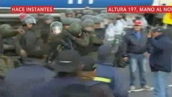 video: asi atacaron a la gendarmeria los colectiveros de la linea 60 video: asi atacaron a la gendarmeria los colectiveros de la linea 60