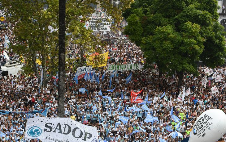 Los docentes vuelven a marchar en reclamo de una paritaria nacional