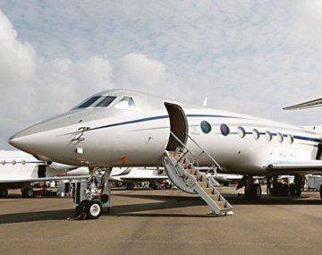 Investigan una maniobra para hacerse de dólares al valor oficial con la compra de aviones privados