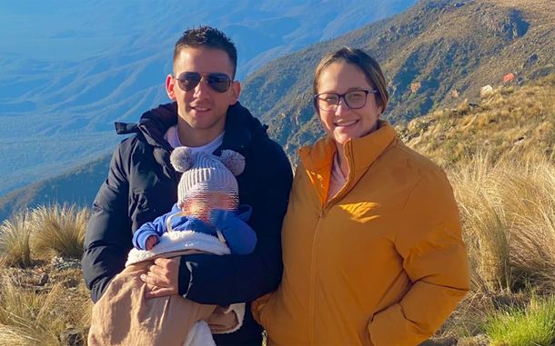El gendarme Nahuel Gallo junto a su esposa e hijo.