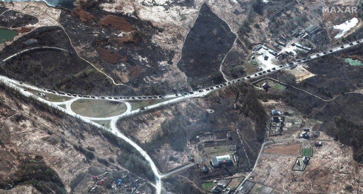 Tropas rusas se acercan a Kiev con un extenso convoy de tanques y artillería