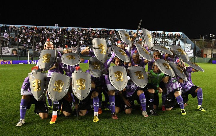 Así salían los superhéroes de Sacachispas al campo de juego