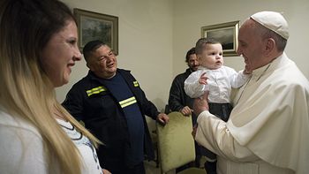 en otro gran gesto, el papa francisco bautizo al hijo de su amigo cartonero en otro gran gesto, el papa francisco bautizo al hijo de su amigo cartonero
