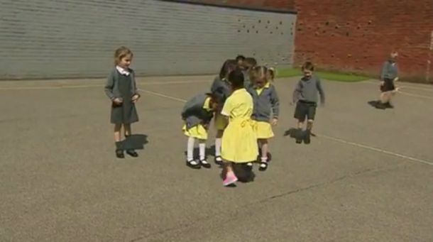 Anu le mostró su nueva prótesis a sus amigas