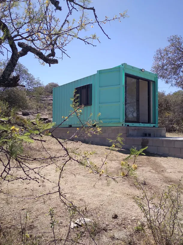 La mini casa de Silvia tiene living, cocina y baño. Una ventana y un ventanal doble que funciona de puerta de entrada. La mini casa de Silvia tiene living, cocina y baño. Una ventana y un ventanal doble que funciona de puerta de entrada.