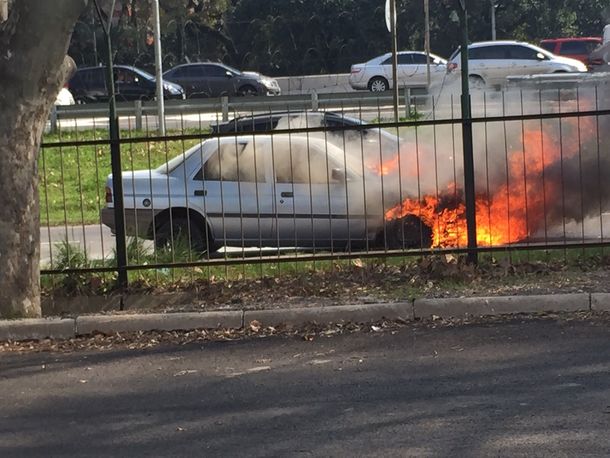 VIDEO: se prendió fuego un auto al lado de la General Paz