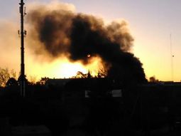 Se incendia una fábrica de plásticos en Loma Hermosa