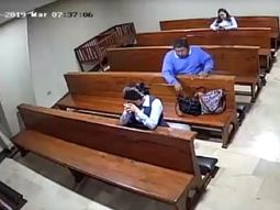 Le robó un celular a una mujer en una iglesia y se persignó al salir