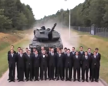 Un grupo de soldados soportó