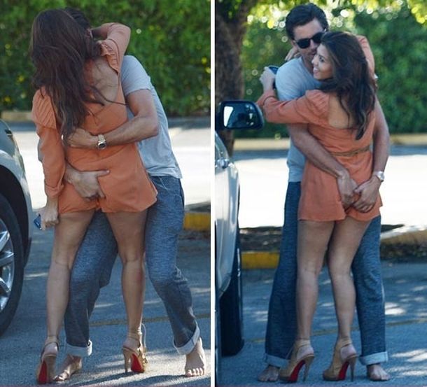 Kourtney Kardashian recibe un auto y una mano traviesa de su marido