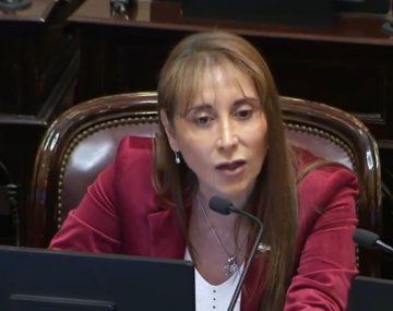 Karina es alta coimera llegó al Senado: ¿Saben qué canta la gente en la calle?