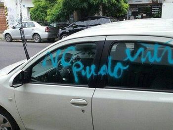 Una mujer se cansó de que le estacionaran en el garage y escribió con aerosol un auto