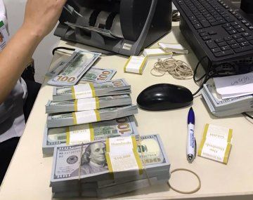 Aduana: encuentran U$S121.053 en un auto que intentaba cruzar a Uruguay