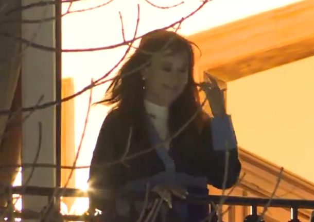 Cristina Kirchner volvió a salir al balcón para saludar a la militancia