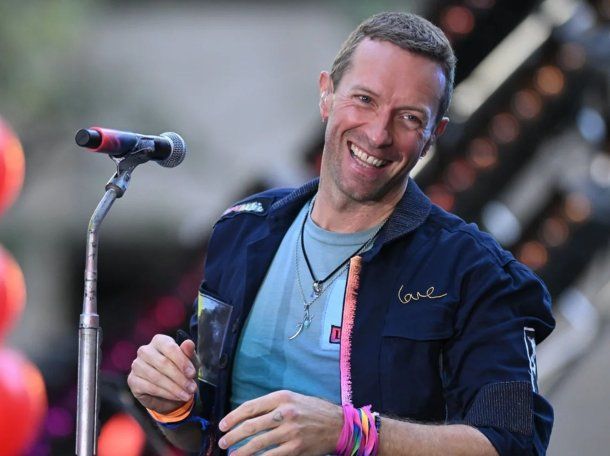 La pareja viral del recital de Coldplay ahora tiene videojuego y hasta canción propia