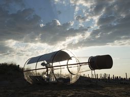 Aventura extrema: un artista francés va a navegar dentro de una botella gigante