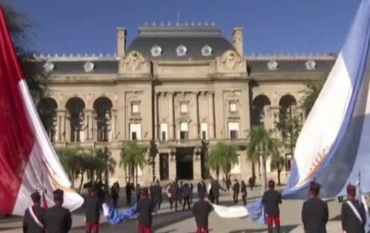 Polémica en Santa Fe por un cambio en la letra del Himno durante un acto oficial