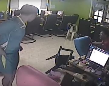 Pánico en un cibercafé por una serpiente