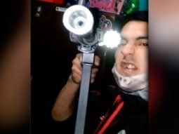 Así se jacta de su armamento un peligroso sicario de Rosario