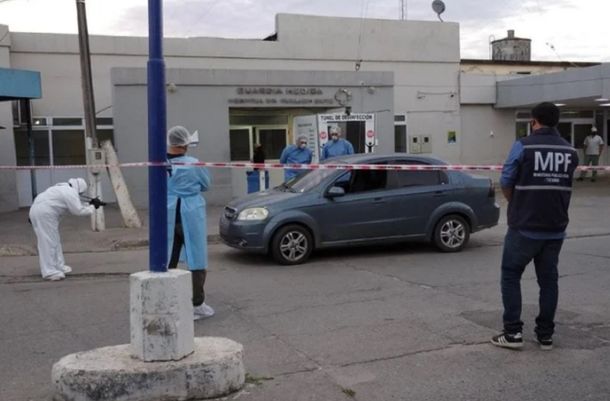 El auto donde fue apuñalada Jeannette Valladares quedó frente al hospital de Famaillá. Foto: Tucumán Despierta.