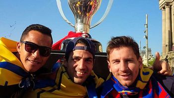 messi lidero los festejos del barcelona ante una multitud messi lidero los festejos del barcelona ante una multitud