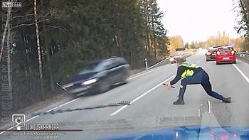 La maniobra de un policía para detener un auto La maniobra de un policía para detener un auto