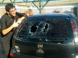 Quiso destrozarle el auto pero rompió otro