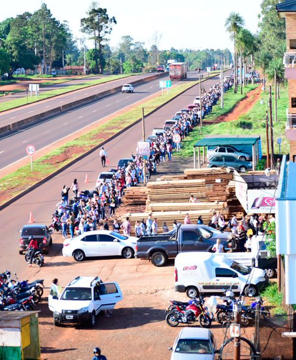 Más de 10 cuadras de cola para 15 puestos de trabajo en una panadería de Misiones